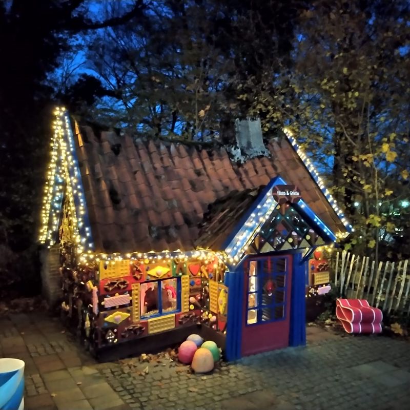 Huisje van hans en Grietje in Sprookjesbos Valkenburg met kerstverlichting