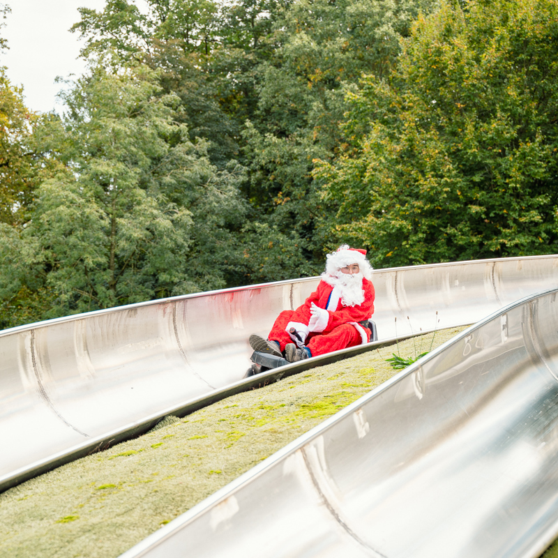 Kerstman op rodelbaan