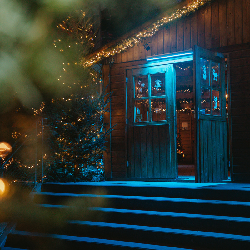 Sfeervol verlichtte chalet